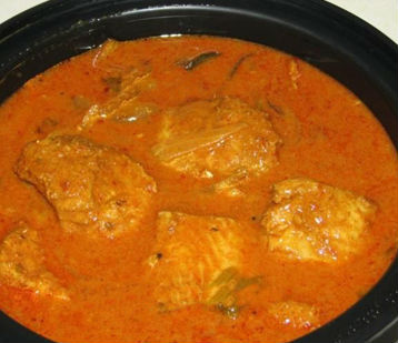 Fish curry with small onions and fried coconut