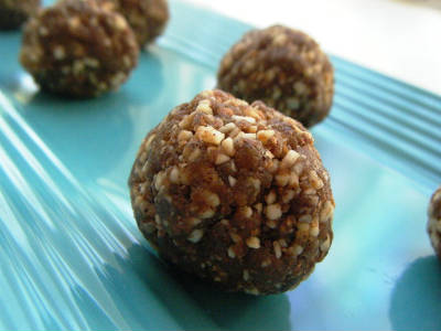 Raisin Almond Balls (Badam and Raisins Urundai)