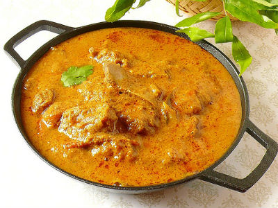 Braised lamb in aromatic gravy