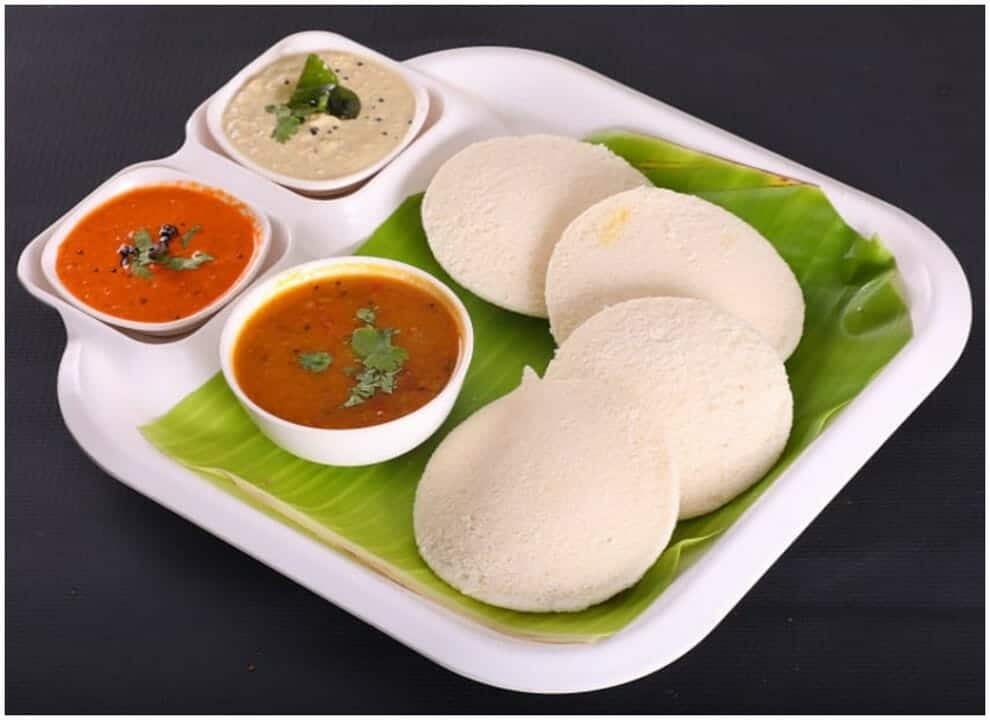 Idli with sambar and chutney