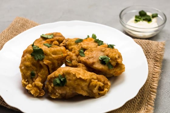 19 Must-Try Monsoon Recipes for Perfect Rainy Evenings 6 Bread pakoras in a plate