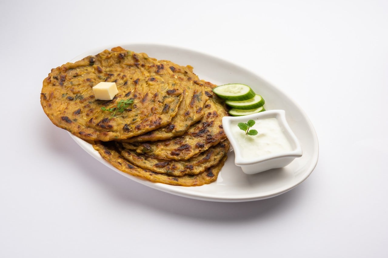 19 Must-Try Monsoon Recipes for Perfect Rainy Evenings 11 Methi Thepla with curd and cucumber