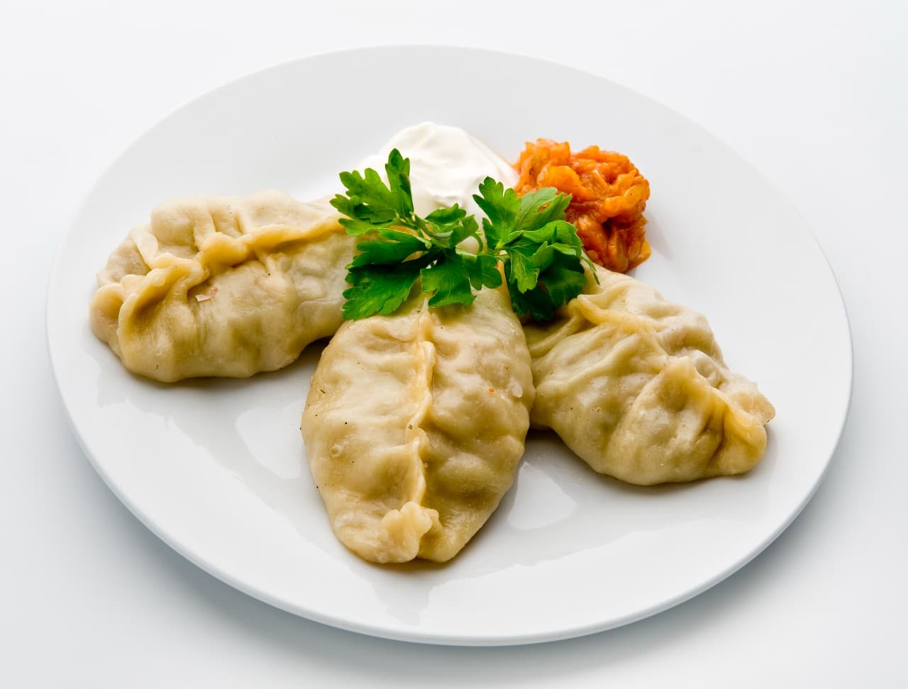 19 Must-Try Monsoon Recipes for Perfect Rainy Evenings 17 Momos in a white plate