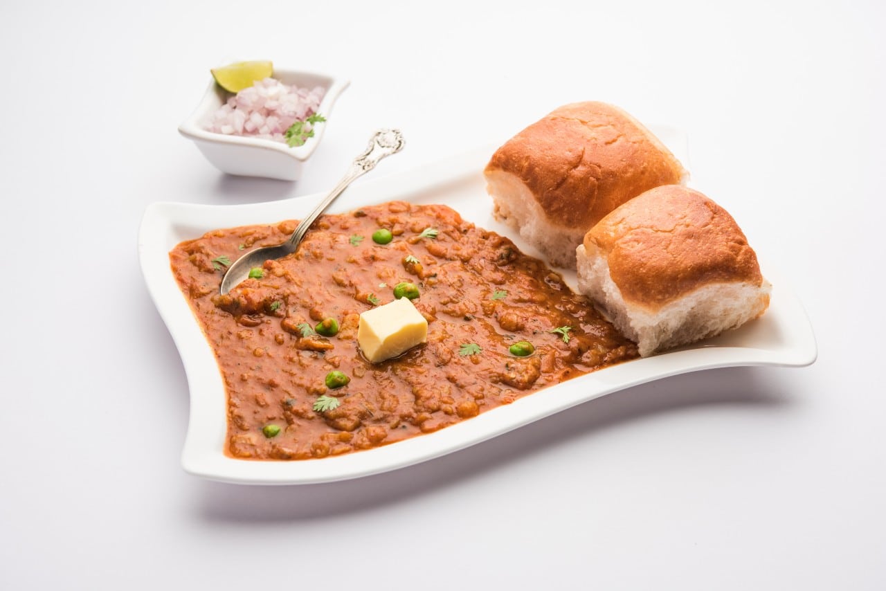 19 Must-Try Monsoon Recipes for Perfect Rainy Evenings 8 Pav Bhaji with onion and lemon