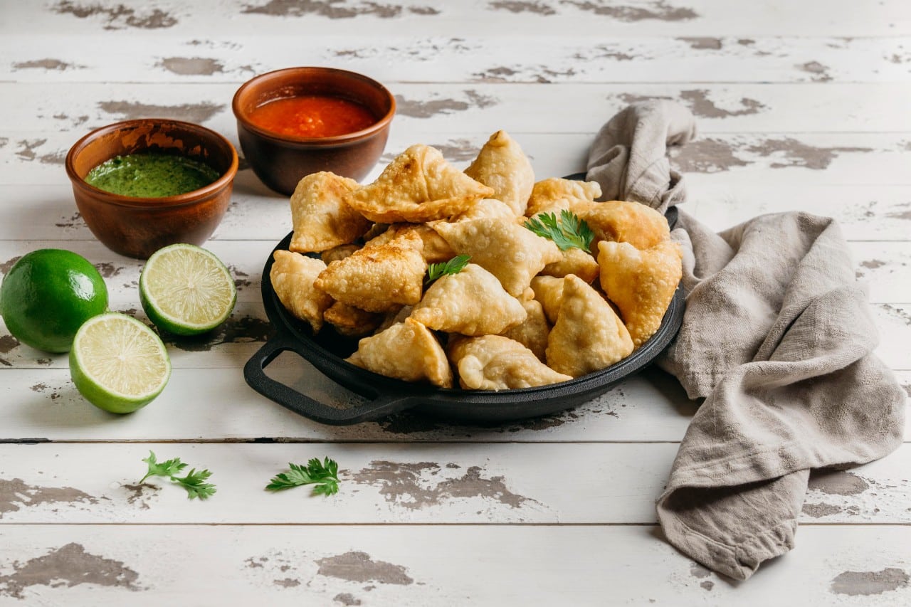 19 Must-Try Monsoon Recipes for Perfect Rainy Evenings 2 Samosas with chutney and lemons