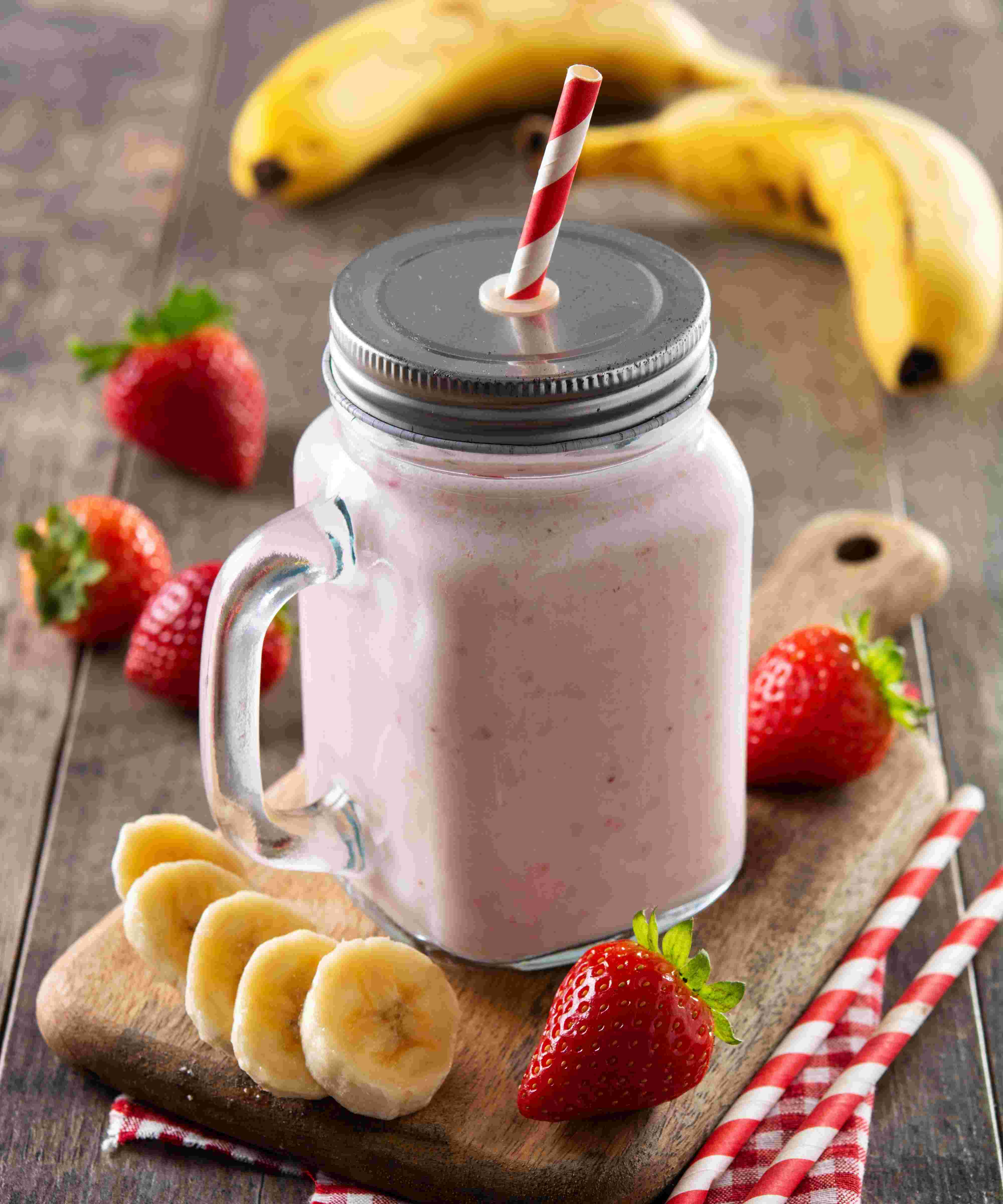 How Can Juice and Smoothies Improve Your Health? 1 Strawberry Banana Smoothie