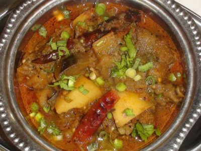 Ringan Bateta nu Shaak (Brinjal and Potato Curry)