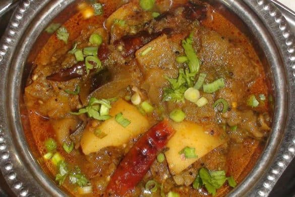 Ringan Bateta nu Shaak (Brinjal and Potato Curry)