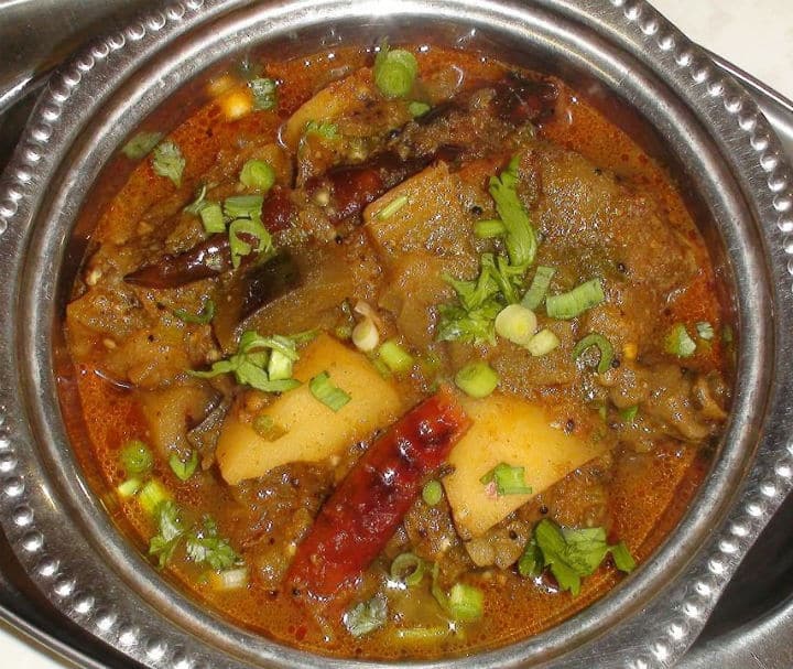 Ringan Bateta nu Shaak (Brinjal and Potato Curry)