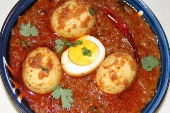 Tomato Curry with Hard-Boiled Eggs