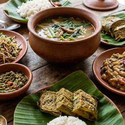 What are the Best Manipuri Cuisine Dishes to Try? 46 Traditional Manipuri cuisine with Chamthong Eromba Singju and rice served on banana leaves