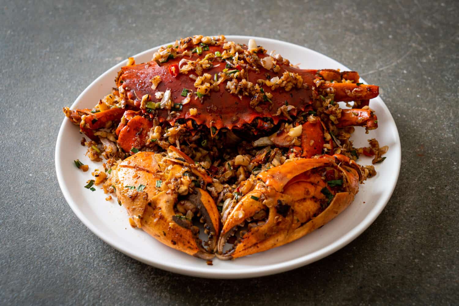 Which 25 Singapore Food Dishes Should You Try? 4 A whole stir fried mud crab topped with crispy garlic herbs and chilies