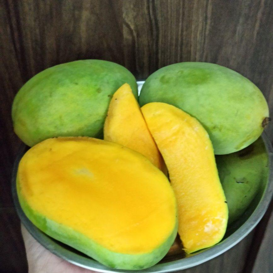 Which 15 Mango Varieties Should You Try This Summer? 4 Langra mangoes with green skin and soft yellow pulp known for their mildly tangy and smooth texture