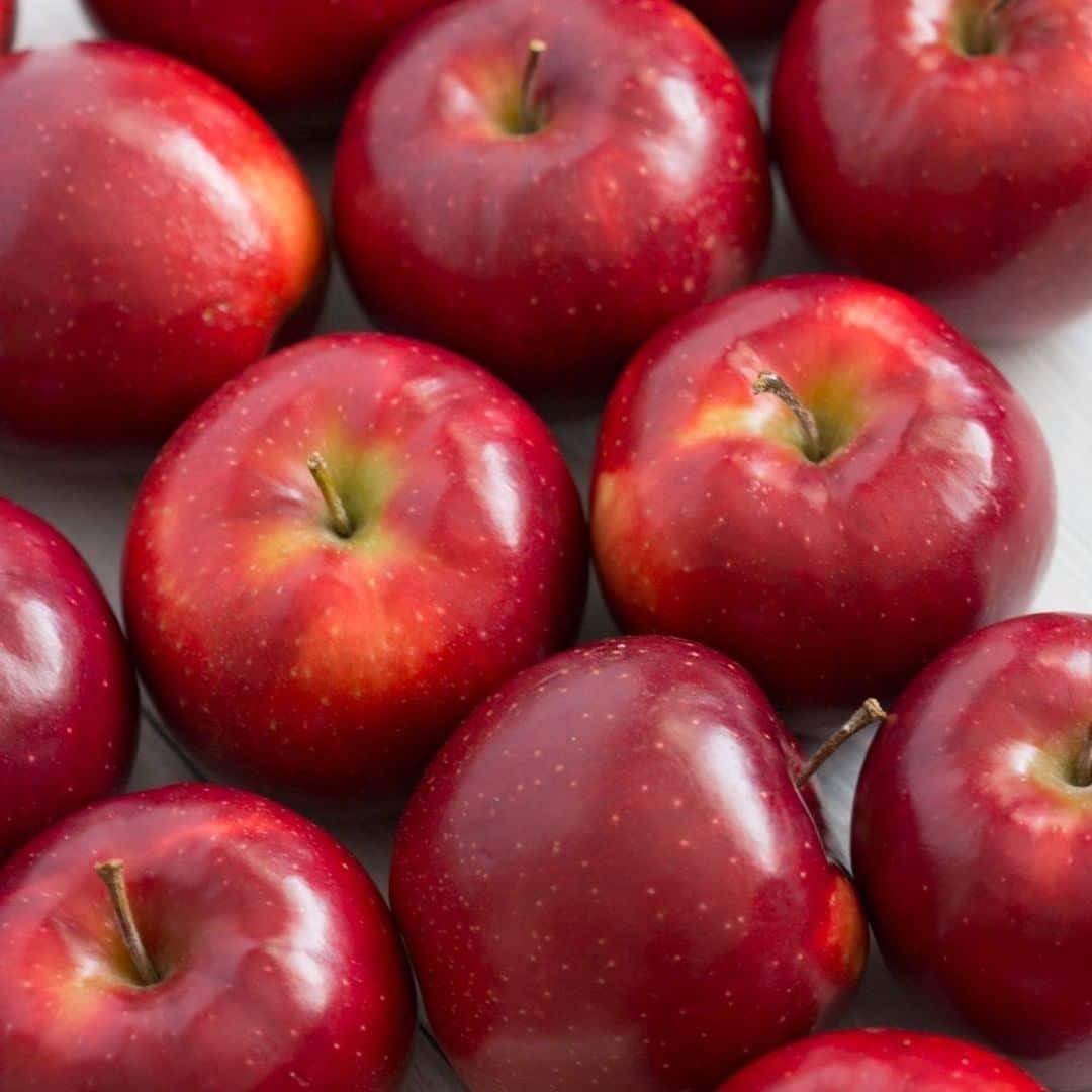 What are the Best Cholesterol-Reducing Foods for the Heart? 2 Fresh apples high in fibre that help lower cholesterol levels
