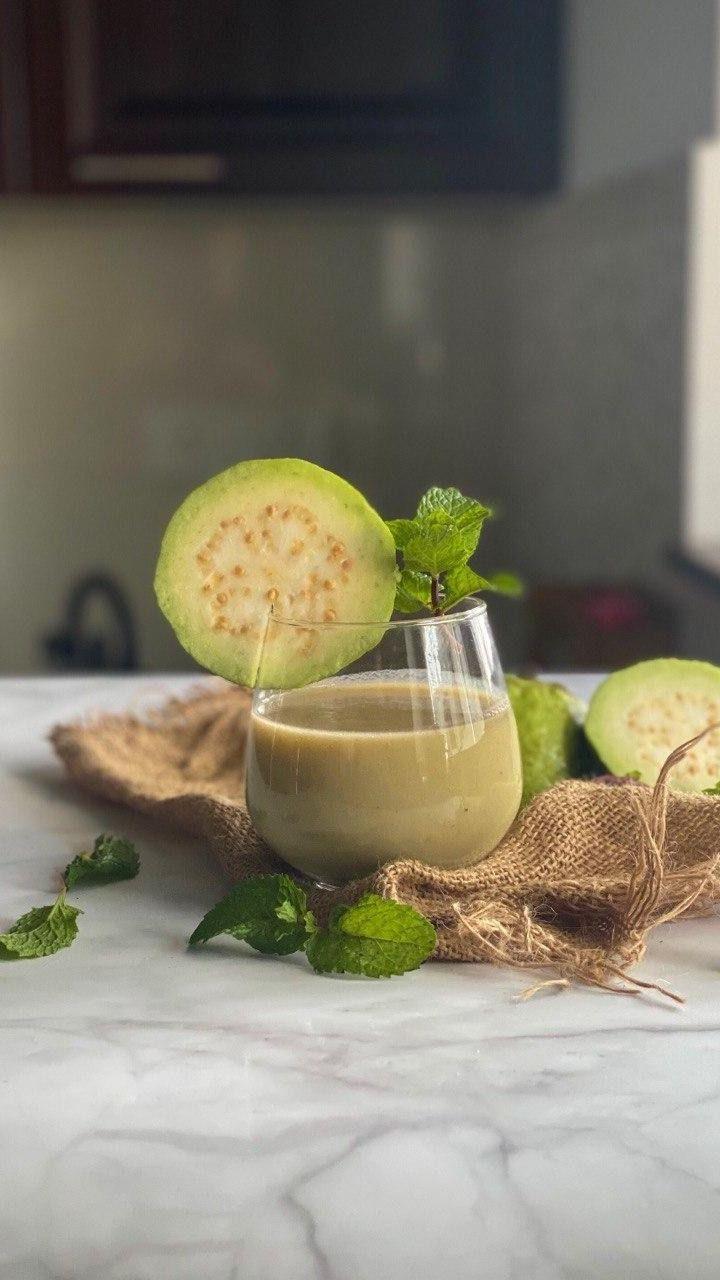 What are the Daily Guava Benefits You Can’t Ignore? 3 Guava smoothie in a glass with fresh mint and sliced guava