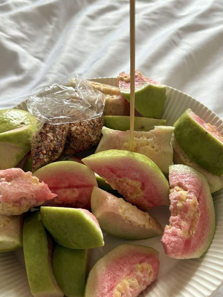 What are the Daily Guava Benefits You Can’t Ignore? 2 Spicy guava salad with chaat masala and lemon seasoning