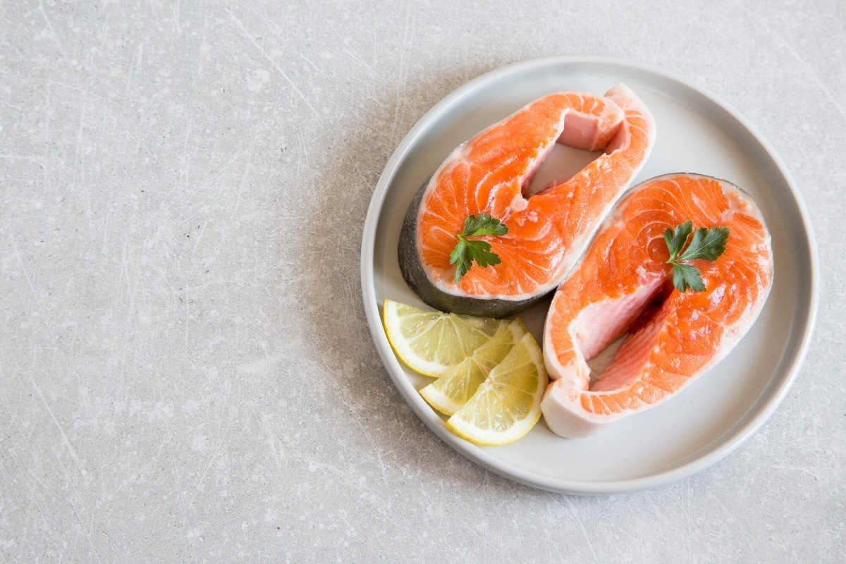Fish with lemon slices