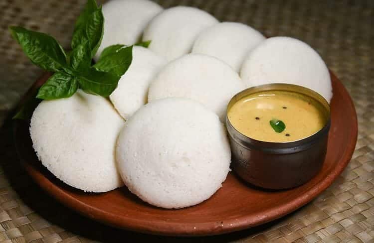 A plate of Idlis and Chutney