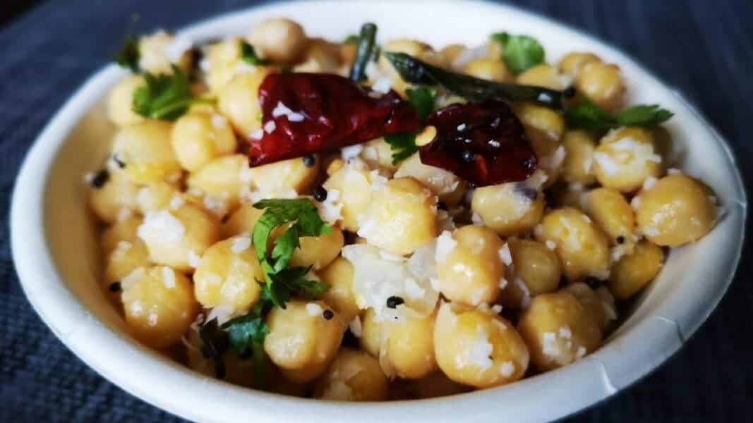 வெள்ளை கொண்டைக் கடலை சுண்டல் / Vella Kondakadalai Sundal / White Chickpeas Sundal