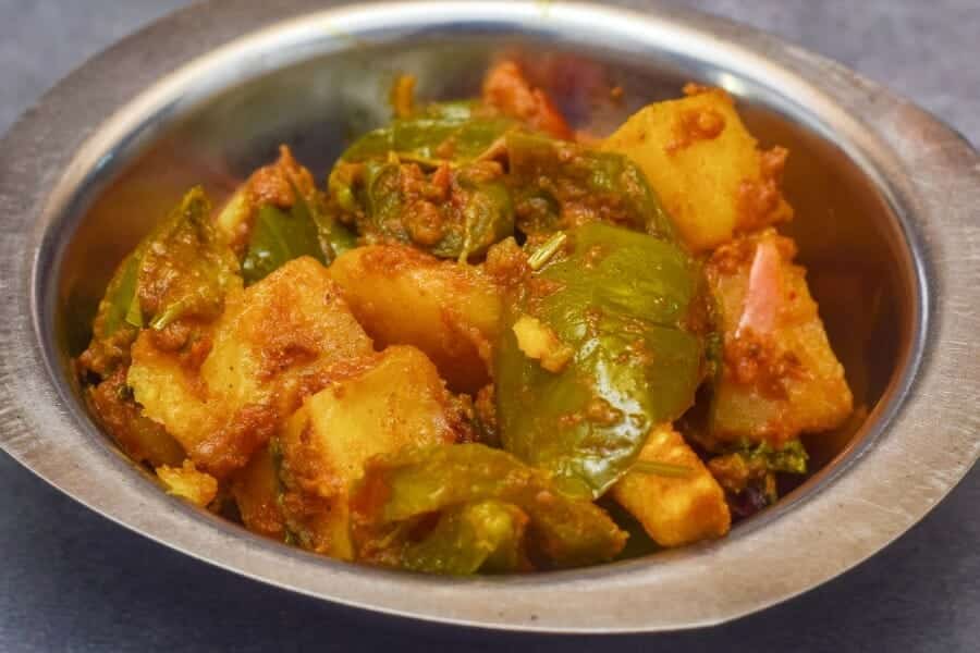 உருளைக்கிழங்கு குடை மிளகாய் கிரேவி / Potato Capsicum Gravy