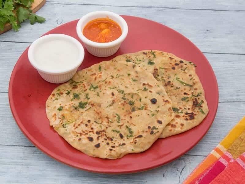 முள்ளங்கி பராத்தா தக்காளி ரைத்தா / Mullangi Paratha with Tomato Raita