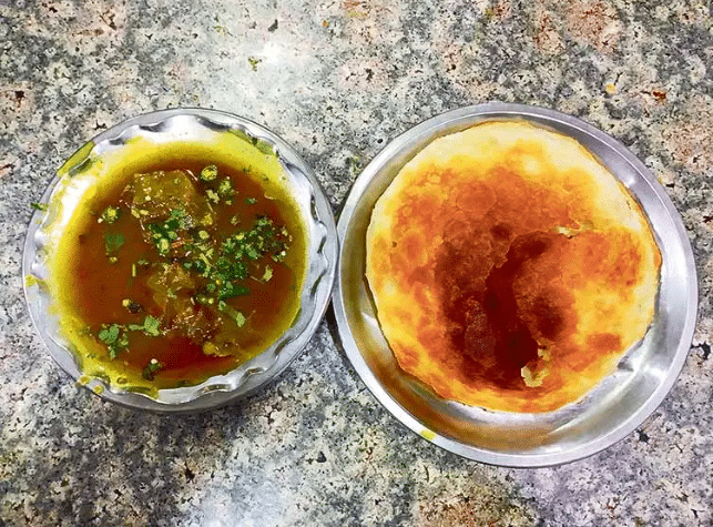What Are the Most Famous Foods of Uttar Pradesh? 7 Kulcha served with rich nihari curry tender meat and spiced gravy