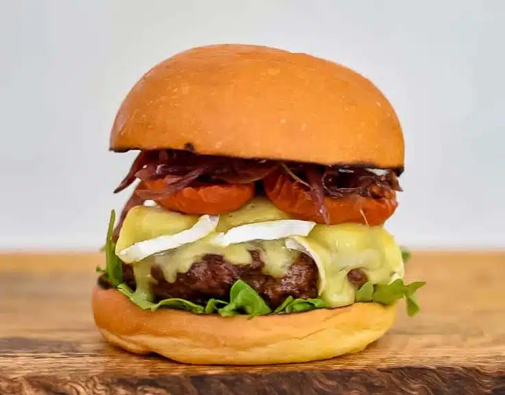 Organic burger with beef and leaves