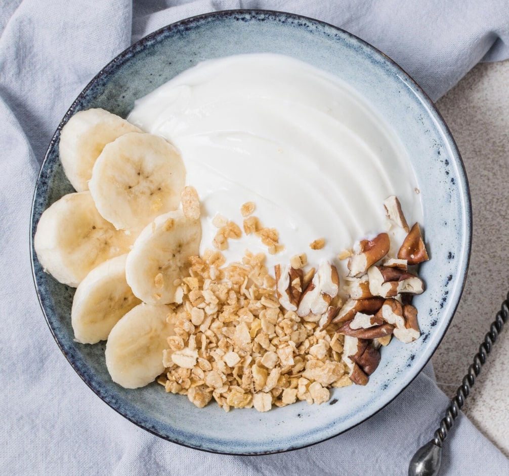 What Are 20 Simple and Healthy Banana Breakfast Recipes? 18 Banana oat smoothie bowl with nuts
