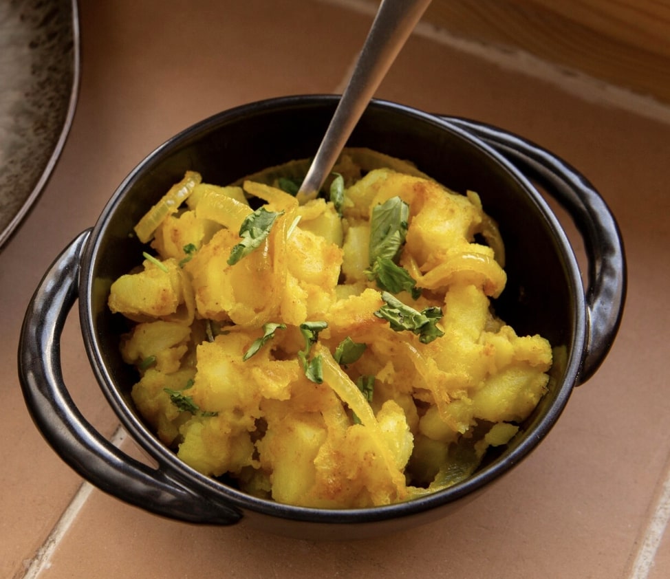 Bathua aaloo saag in a bowl