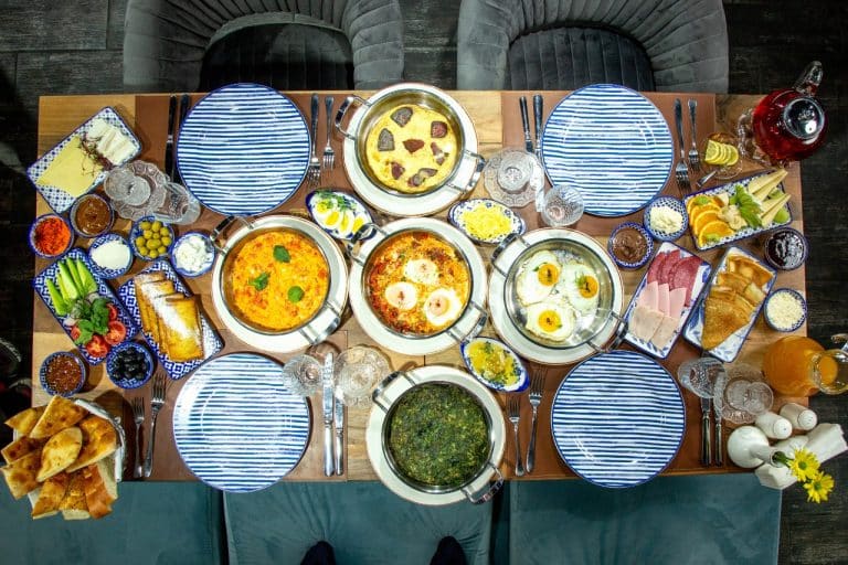 What Are 25 Unique Lunch Ideas for Guests That Impress?