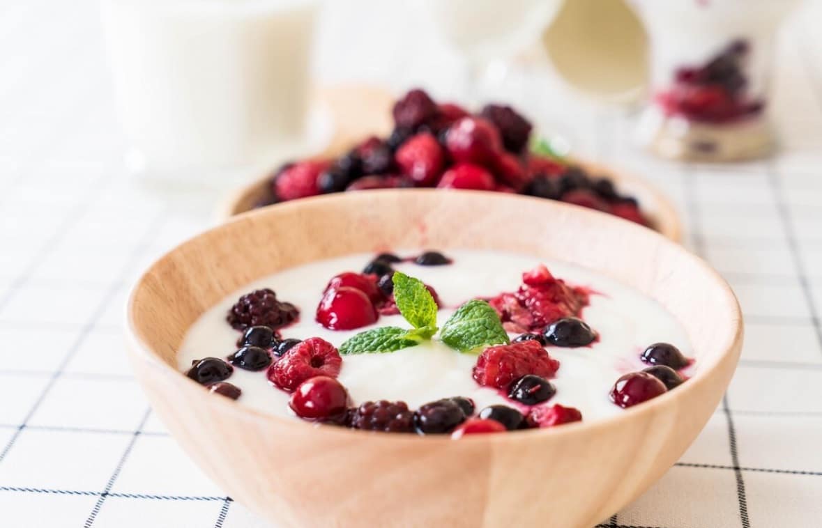 Greek yoghurt with berries