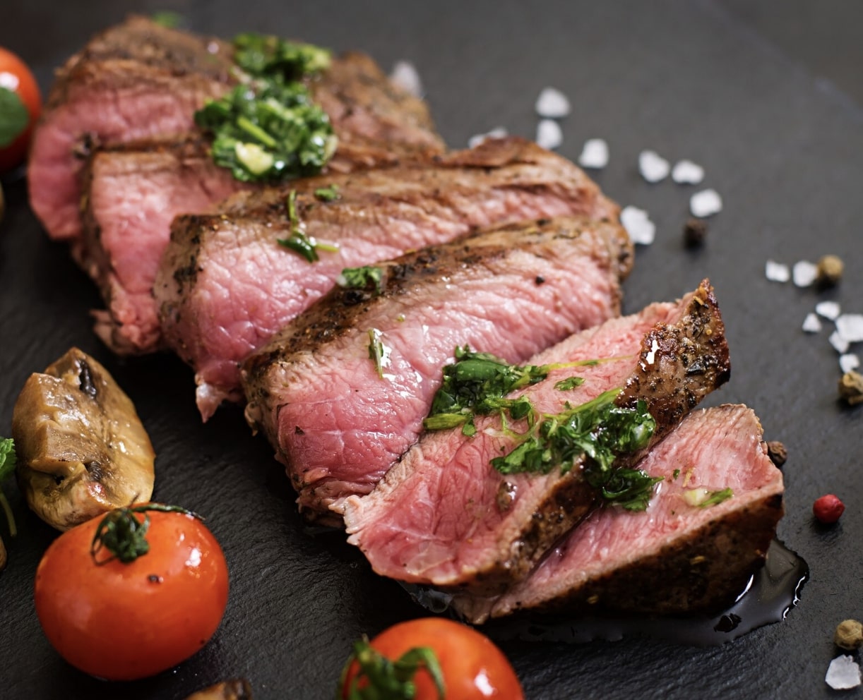 Oil free grilled steak with herbs