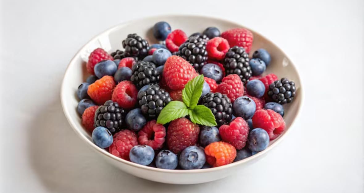 Plain yoghurt with berries