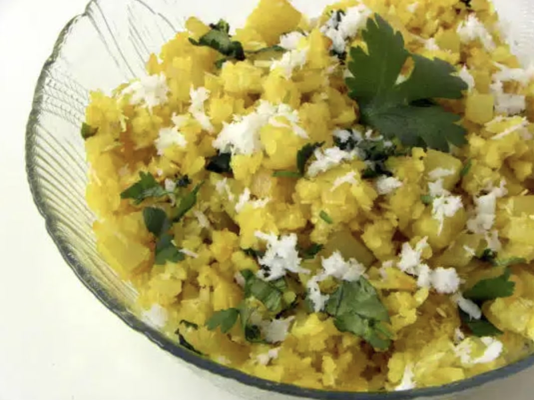 What Are 20 Simple and Healthy Banana Breakfast Recipes? 12 banana poha in a bowl