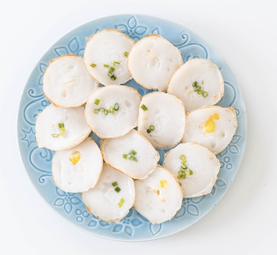 mini idlis on a plate 