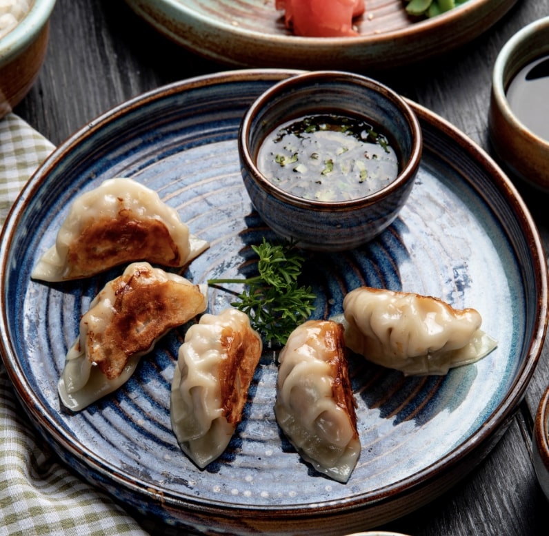 momos and dip in a plate