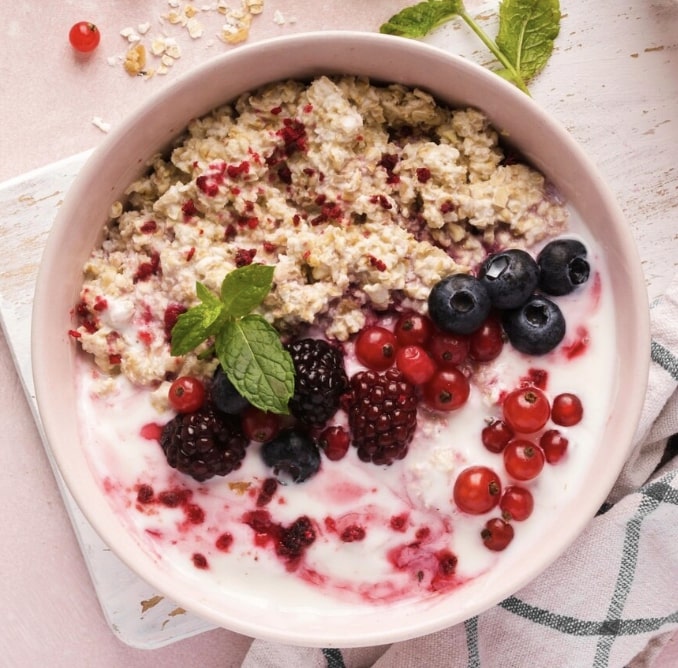 oatmeal with berries