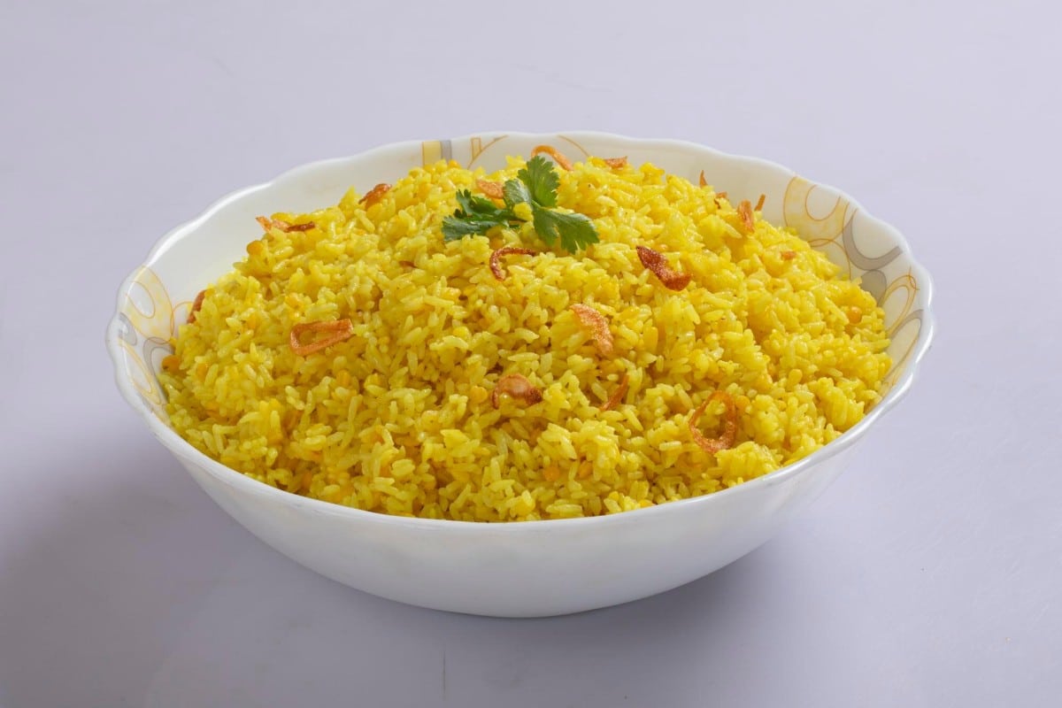 What are the 10 Best Ideas for Cooking Without Fridge? 2 A bowl of lemon rice garnished with fried onions and cilantro
