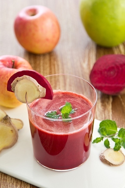 What Are the Benefits of Smoothies and Juices for Health? 7 Beetroot and apple juice served with fresh beetroot slices and apples