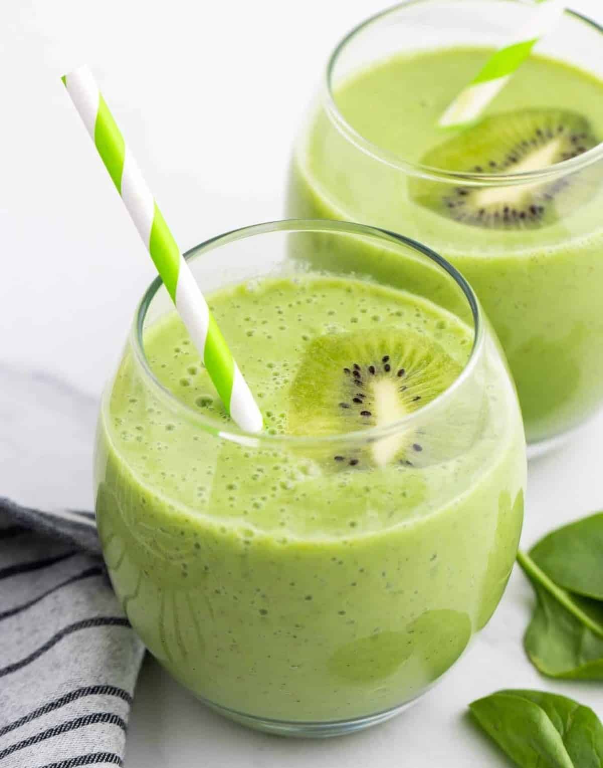 How to Make Smoothies at Home With Simple Ingredients? 9 Green kiwi smoothie with spinach avocado and fresh kiwi slices
