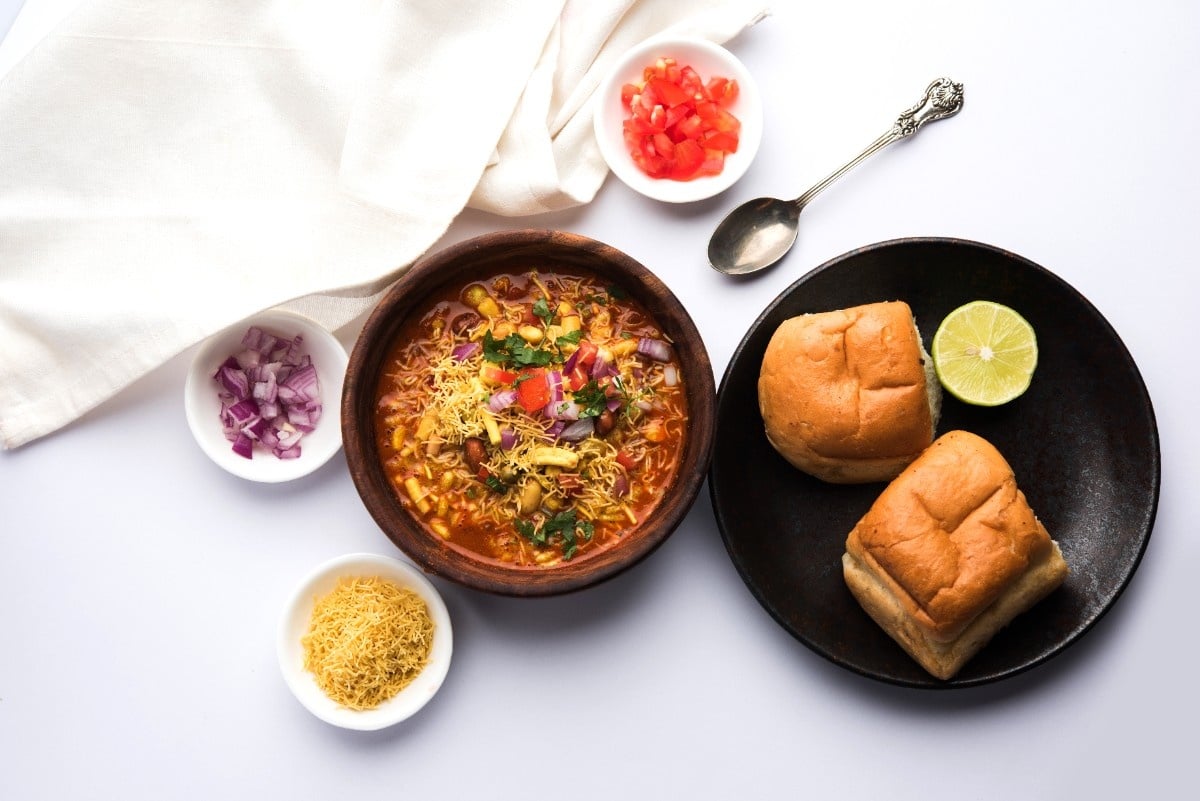 What Are 15 Famous Mumbai Street Food Dishes? 6 Misal Pav