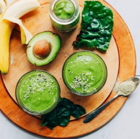 What are 20 Creative Summer Smoothie Bowl Recipes to Try? 7 Green Spinach Avocado Summer Smoothie Bowl