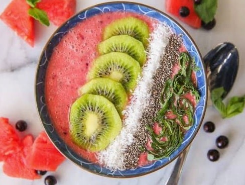 What are 20 Creative Summer Smoothie Bowl Recipes to Try? 9 Melon and Kiwi Smoothie Bowl
